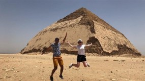 مصر تسمح للسياح بزيارة هرم غريب الشكل جنوب القاهرة