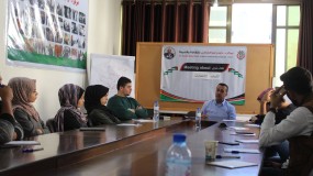 مركز د. حيدر عبد الشافي للثقافة والتنمية ينظم جلسة حوارية مع اعضاء نادي الحوار الشبابي بالمركز بعنوان الشباب والانتخابات.