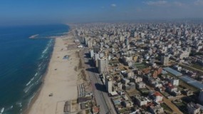 الفلسطينيون يكافحون لوقف تآكل شواطئ غزة بالخرسانة والأنقاض