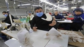 مصنع لإنتاج الكمامات في غزة يستعد لتصديرها إلى أمريكا في ظل تفشي كورونا