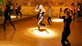فرقة بالقدس تجمع راقصين من أنحاء العالم لتقديم دروس مجانية عبر الإنترنت