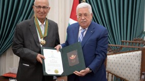الرئيس يقلد القائد الوطني نبيل شعث النجمة الكبرى من وسام القدس