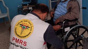 الإغاثة الطبية تواصل توزيع الأدوات المساعدة  على الأشخاص ذوي الإعاقة  وكبار السن فى محافظات شمال غزة ومدينة غزة وخانيونس
