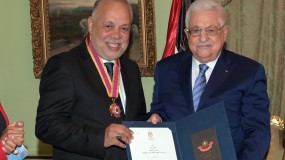 الرئيس محمود عباس يقلّد الفنان المصري أشرف زكي أعلى وسام ثقافي في فلسطين والفنانة صابرين