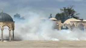الاحتلال يطلق قنابل الغاز من طائرات مسيرة تجاه المرابطين في الأقصى