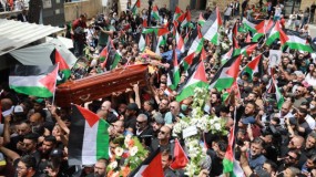 القدس تودع الشهيدة شيرين أبو عاقلة رغم اعتداء قوات الاحتلال الفاشي على الجثمان