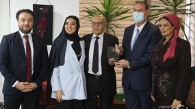 السفير دياب اللوح يقدم جائزة الرئيس "لدعم الدبلوماسية الأكاديمية" للأكاديميين عبد العليم محمد وهبة جمال الدين