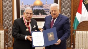 الرئيس عباس يمنح رئيس اتحاد الناشرين العرب محمد رشاد وسام الثقافة والعلوم والفنون