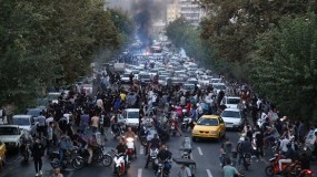 إيران: تجدد المظاهرات واستهداف مركز للشرطة