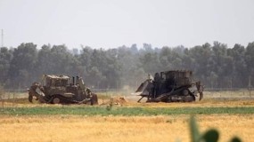 جرافات جيش الاحتلال تتوغل وسط قطاع غزة