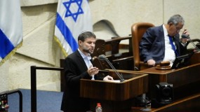 وزير مالية الاحتلال الإسرائيلي يقرر اقتطاع أموال جديدة من المقاصة