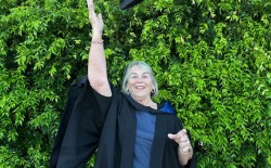 استرالية تحتفل بالتخرج بعمر 73: لا تتوقفوا عن التعلم