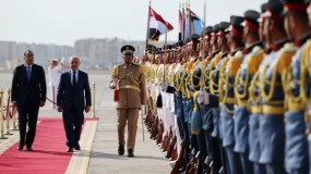 اشتية يصل القاهرة في زيارة رسمية مع وفد وزاري
