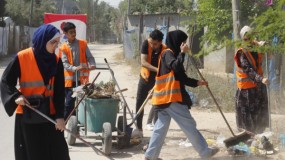 يوم تطوعي شبابي لتنظيف مخيم المغازي وسط القطاع