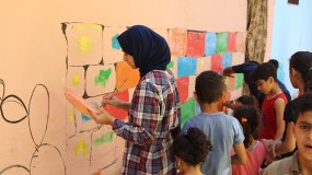 جمعية مركز غزة للثقافة والفنون تختتم فعاليات مبادرة ألوان المخيم بتزين شارع في مخيم الشاطىء