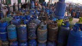 شركات تعبئة الغاز في غزة توقف العمل احتجاجا على قرار اقتطاع مبالغ مالية من أرباحها