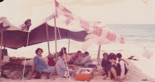 العائلة على شاطئ غزة، 1980 (بإذن من الكاتبة)