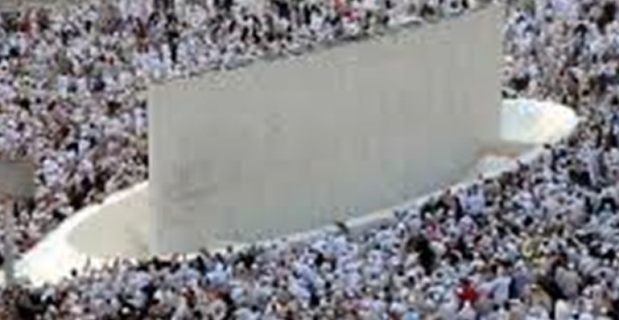 الحجاج يبدؤون رمي الجمرات في أول أيام التشريق الإعلام الحقيقي